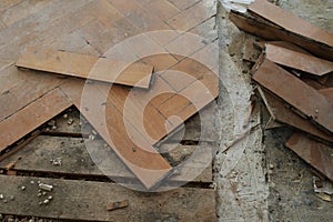 Old parquet is being dismantled in the house