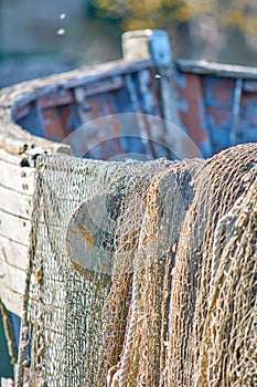 Viejo un barco bastidores sobre el costa 