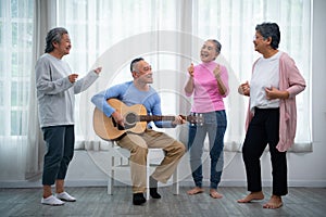 Old people\'s companions To unwind during the weekend, gather together for activities