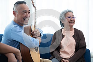 Old people's companions To unwind during the weekend, gather together for activities