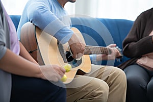 Old people's companions To unwind during the weekend, gather together for activities