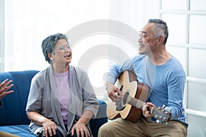 Old people\'s companions To unwind during the weekend, gather together for activities