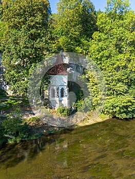 Alt pilgerfahrt Kirche aus direkt auf der berg Bäume im sommer 