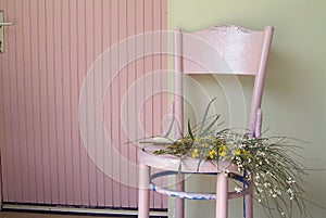 Starý ružový stoličky a kvety 