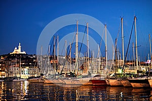 Viejo puerto en por la noche barco de vela a la ciudad en 