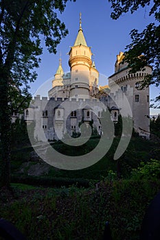 Starý zachovalý romantický hrad na skale pri západe slnka