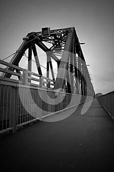 Starý železnice kov most v čiernobielej medailónik účinky 