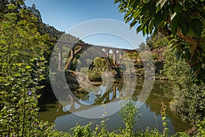 Viejo vias ferreas puente en en separado hacer, 