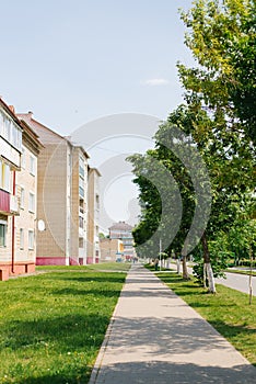 Starý cesty,. bielorusko. 2019. obytný budovy pozdĺž ulice 