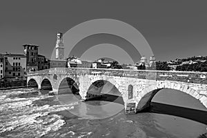 Vecchio romano Ponte arco un fiume 