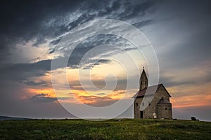 Starorímsky kostol pri západe slnka v Dražovciach