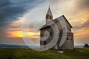 Starý římský kostel při západu slunce v Dražovce, Slovensko