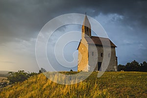 Starý římský kostel při západu slunce v Dražovce, Slovensko