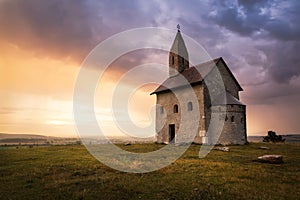 Starorímsky kostol pri západe slnka v Dražovciach