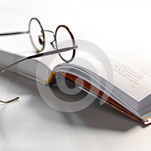 Viejo alrededor lectura anteojos acostarse sobre el libro abierto listo sobre el leer. acogedor 