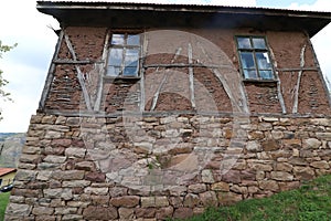 Vecchio distrutto casa un legna facciata comune 