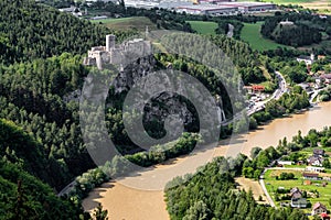 Stará zrúcanina historického hradu Stračno na Slovensku