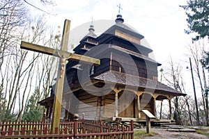 Starý venkovský dřevěný kostel. Pozadí pro náboženství. Zázemí pro stavbu z přírodních materiálů