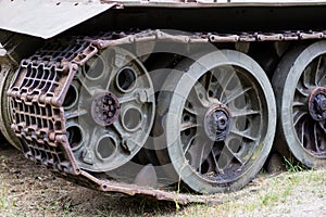 Starý ruský tank ve venkovním muzeu. Ozbrojené vojenské síly v