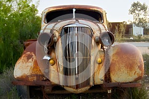 Starý zhrdzavený auto 