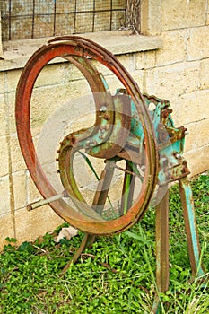 Hand machine for processing harvested products