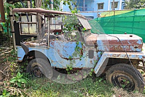 An old and rusty abandoned vehicle on the garden