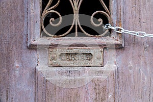 Old rusty mailbox - cartas