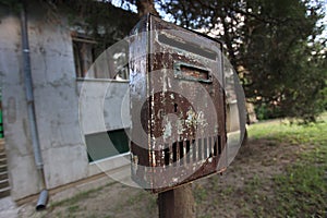 Vecchio arrugginito cassetta postale giardino. antico arrugginito cassetta postale più vicino cancello da abbandonato casa 