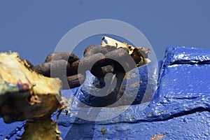 Old ship chain sit abandon on a beach.