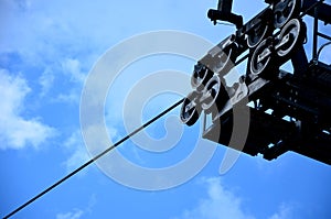 an old ski lift where with the help of a rope and a rod with a