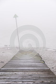 Viejo jefe de abajo sobre el niebla Támesis estuario sobre el sobre el el mar 