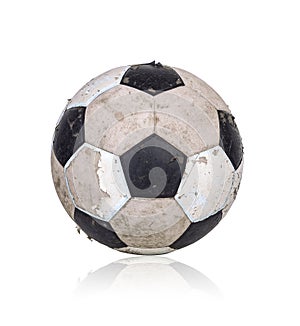 Vecchio palla da calcio su bianco 