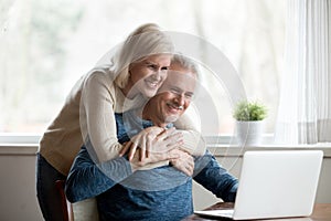 Starý manželia sledovanie smiešny videá počítač 