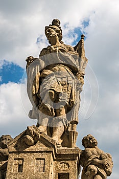 Viejo estatua Monumento en punetazo 