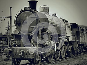 Stará parní lokomotiva na nádraží