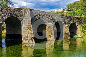 The old stone bridge on the Dobra Rive