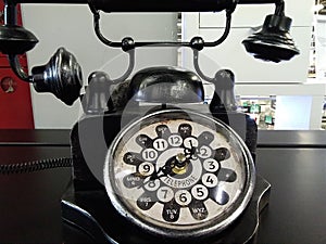 an old telephon with rotary dial