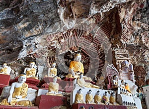 Viejo templo estatuas en cueva 