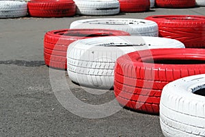 Starý pneumatiky na závod sledovať 