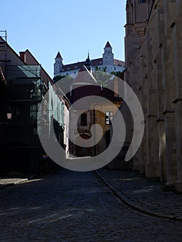 Staré mesto s úzkou uličkou v Bratislave, Slovensko