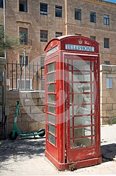 In the old town of Valletta on Malta there is an old weathered red telephone box. The symbol of the British crown can be seen at