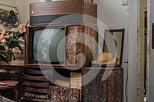 old tv made of wood with hat in a room