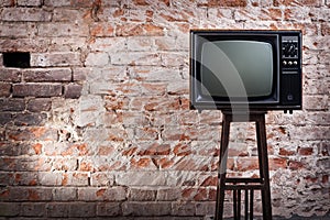 Vecchio televisione impostato 