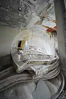 Old TV - vintage - abandoned