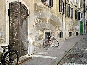 Viejo antiguo una foto oxidado gris muro a dos ruedas 