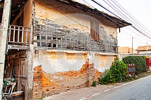 Old walled houses that have been decayed