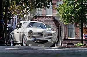 Old white wedding car photo