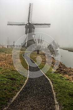 Starý větrný mlýn v nizozemí 