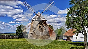Starý větrný mlýn na dolním Slovensku