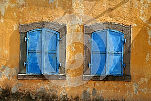 Viejo ventanas urbano rechazar 